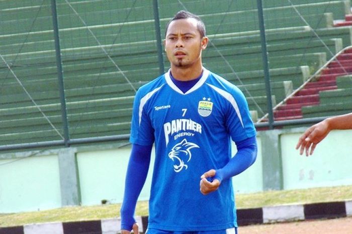 Kapten Persib Bandung, Atep, saat berlatih di lapangan Lodaya, Bandung, Selasa (24/1/2017) sore.