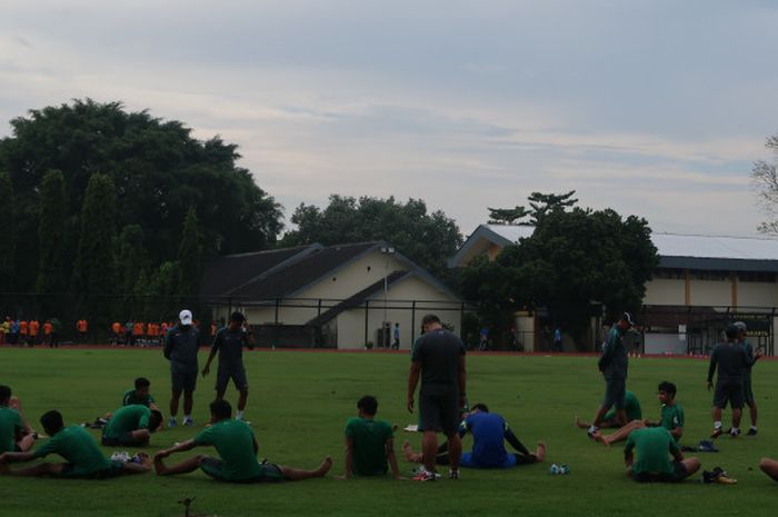 Timnas U-19 Indonesia melakukan pendinginan usai menjalani sesi latihan TC hari ke-3, Kamis (21/6/2018)