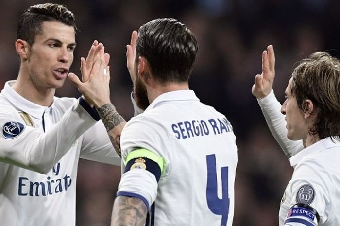 Pemain Real Madrid, Cristiano Ronaldo (kiri), merayakan gol bersama rekan-rekannya saat menghadapi Napoli dalam laga babak 16 besar Liga Champions di Stadion Santiago Bernabeu, Rabu (15/2/2017) waktu setempat. 