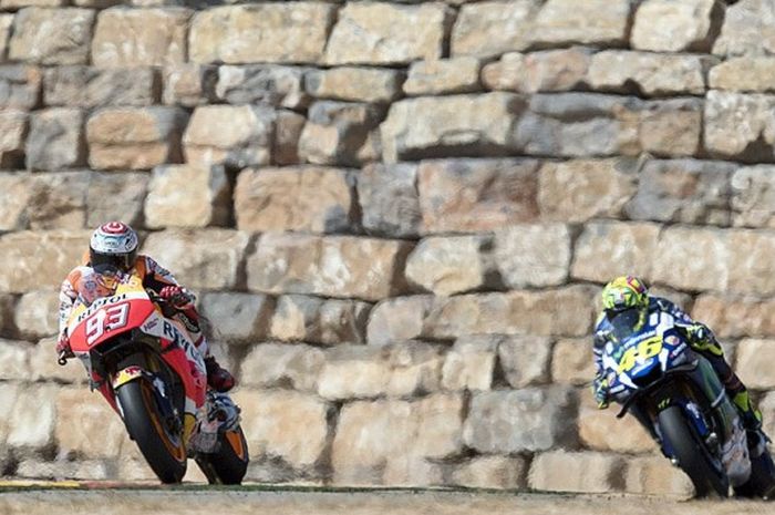 Pebalap tim Repsol Honda, Marc Marquez, berada di depan pebalap tim Movistar Yamaha MotoGP, Valentino Rossi, dalam lomba MotoGP Spanyol di Sirkuit Aragon, Spanyol, pada 25 September 2016.