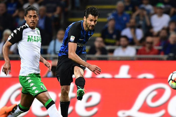 Gelandang Inter Milan, Antonio Candreva (kanan), melepaskan tendangan dalam laga Liga Italia kontra Sassuolo di Stadion Giuseppe Meazza, Milan pada 12 Mei 2018.