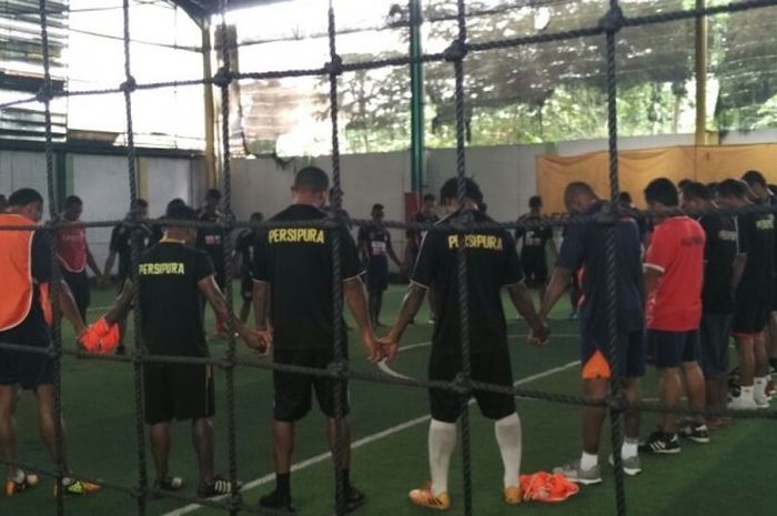 Sesi latihan Persipura yang ditutup dengan doa bersama di de Futsal, Kasablanka, Jakarta Selatan, Kamis (5/1/2017) Pagi WIB.