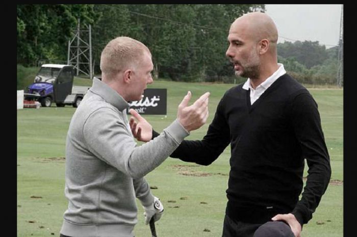 Manajer Manchester City, Pep Guardiola (kanan) bersama Paul Scholes saat bermain golf menjelang ajang BMW PGA Pro-AM di Inggris.
