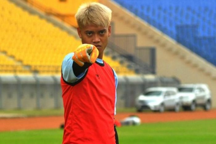 Kiper Arema, Kurnia Meiga saat menjajal Stadion Si Jalak Harupat Soreang Bandung pada Jumat 26 Agustus 2016.