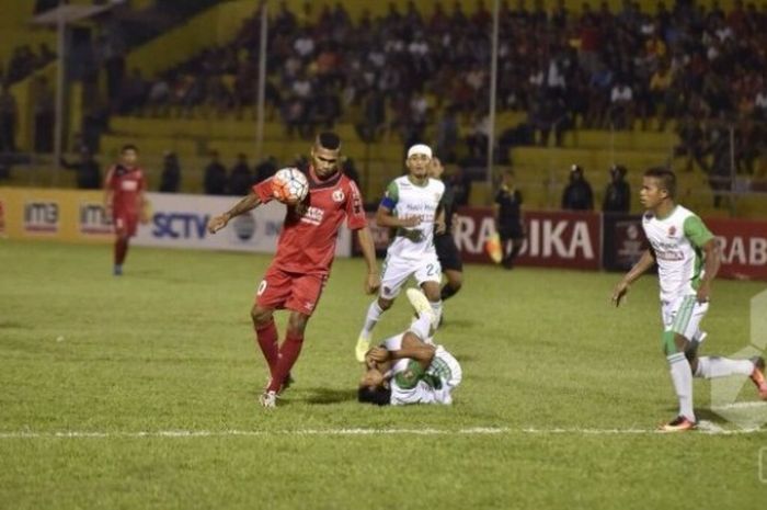 Penyerang Semen Padang, Vendry Mofu menguasai bola dan diawasi oleh bek PS TNI, Manahati Lestusen (kanan) pada laga TSC 2016 di Stadion H Agus Salim. 