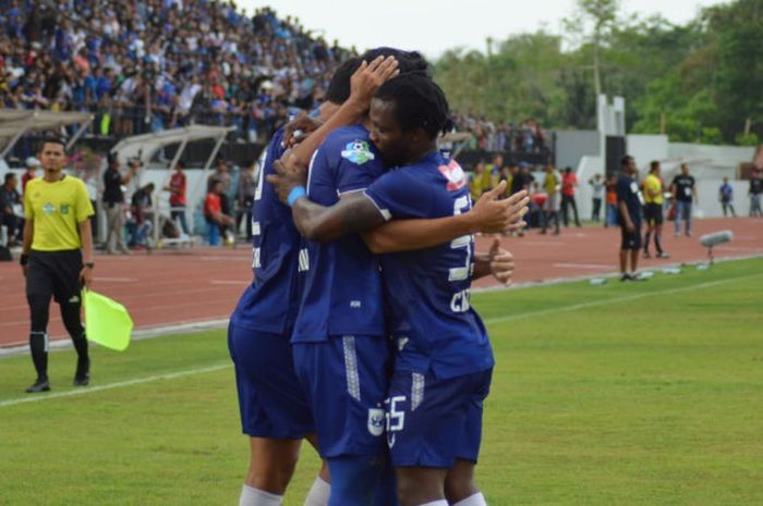 Selebrasi gol Bayu Nugroho pada laga PSIS Semarang Vs Arema FC di Stadion Moch. Soebroto, Magelang, MInggu (4/11/2018)