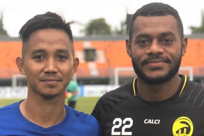 Pemain Sriwijaya FC Marco Meraudje bersama pemain Borneo FC Abdul Rahman saat sesi uji coba lapangan kemarin di Stadion Segiri, Samarinda.