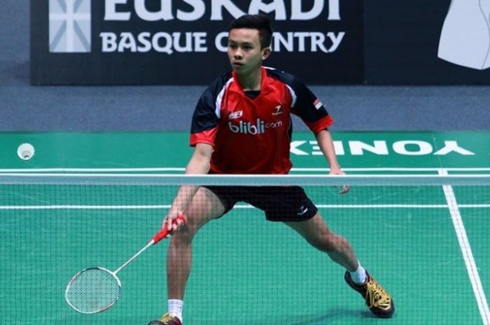 Pebulu tangkis tunggal putra Indonesia, Ramadhani Muhammad Zulkifli, sedang mengembalikan kok saat menghadapi Shaun Enkengren (Swedia). Zulkifli menang 21-6, 21-11, pada laga babak ketiga yang berlangsung di Bilbao Arena, Rabu (9/11/2016).