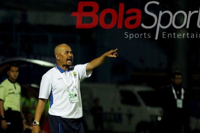 Pelatih Persib Bandung, Herrie Setyawan, memberikan instruksi pada laga Arema vs Persib Bandung di Stadion Kanjuruhan, Malang, Sabtu (12/8/2017).