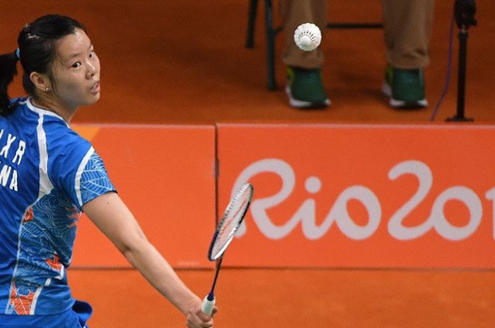 Pebulu tangkis tunggal putri China, Li Xuerui, mengembalikan kok ke arah Carolina Marin (Spanyol) pada babak semifinal Olimpiade Rio 2016 di Riocentro stadium, 18 Agustus 2016.