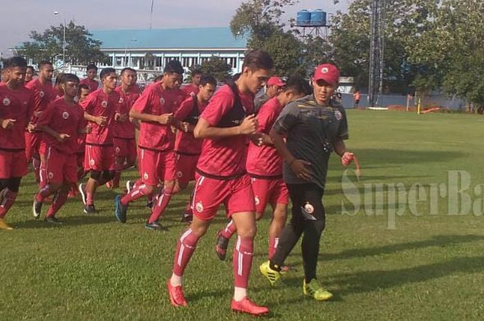 Suasana latihan Persija Jakarta di Lapangan Sutasoma, Halim Perdanakusuma, Jakarta Timur, Senin (18/12/2017).