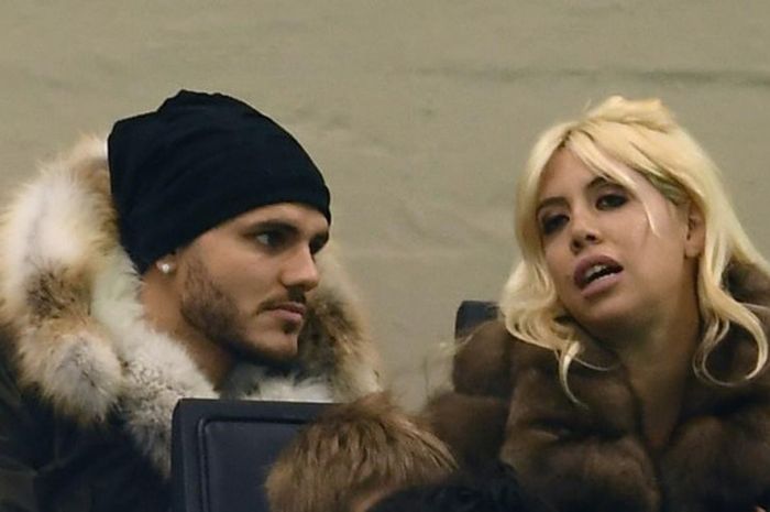 Mauro Icardi (kiri) dan istri sekaligus agennya, Wanda Nara, hadir di tribune menyaksikan laga Liga 