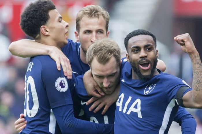   Gelandang Tottenham, Christian Eriksen, diberi selamat oleh rekan-rekannya setelah mencetak gol ke gawang Stoke pada lanjutan laga Liga Inggris di Stadion Bet365, Stoke-on-trent, pada Sabtu (7/4/2018).  