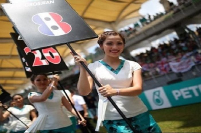 Beberapa grid girls saat bertugas di Sirkuit Sepang, Malaysia.