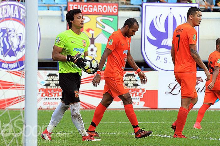 Kiper Borneo FC, Muhammad Ridho (kiri), saat tampil melawan Persebaya Surabaya dalam laga Piala Gubernur Kaltim 2018 di Stadion Palaran Samarinda, Kalimantan Timur, Minggu (03/04/2018) sore. 