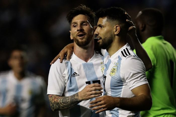 Striker Argentina, Sergio Aguero, merayakan golnya bersama Lionel Messi dalam laga persahabatan kontra Haiti di Stadion La Bombonera, Buenos Aires, Argentina pada 29 Mei 2018.