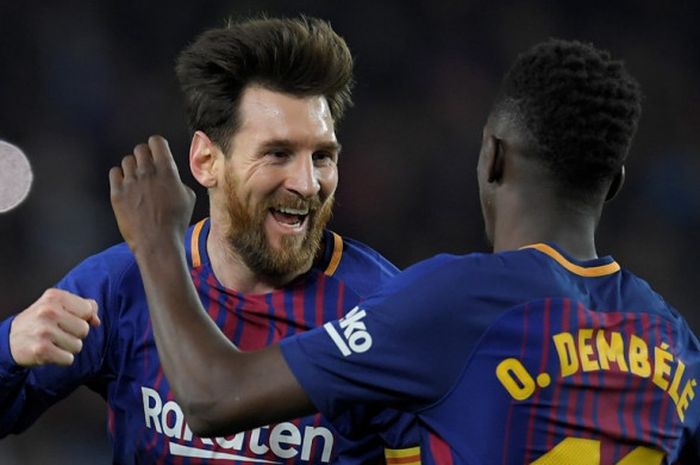 Megabintang FC Barcelona, Lionel Messi (kiri), merayakan golnya bersama Ousmane Dembele dalam laga Liga Spanyol kontra Girona di Stadion Camp Nou, Barcelona, pada 24 Februari 2018.