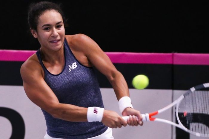 Petenis Inggris Raya, Heather Watson, mengembalikan bola pukulan lawannya, Ipek Soylu, pada laga terakhir Pool C Grup I Eropa/Afrika melawan Turki di Tallink Tennis Centre, Tallin, Estonia, Sabtu (11/2/2017). Watson menang 6-0, 6-1.