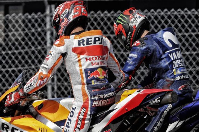   Marc Marquez dan Maverick Vinales saat latihan start usai FP2 MotoGP Belanda, Jumat (29/6/2018).  