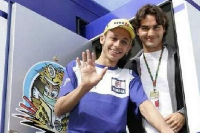 Roger Federer (kanan) saat bertemu dengan Valentino Rossi pada tahun 2008.