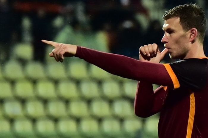 Selebrasi penyerang AS Roma, Edin Dzeko, usai menjebol gawang Carpi, 12 Februari 2016.