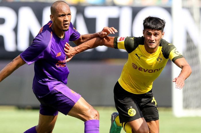 Gelandang Liverpool, Fabinho (kiri), berduel dengan pemain Borussia Dortmund, Mahmoud Dahoud, dalam pertandingan pramusim bertajuk International Champions Cup 2018 di Stadion Bank of America, Charlotte, Amerika Serikat, pada 22 Juli 2018. 