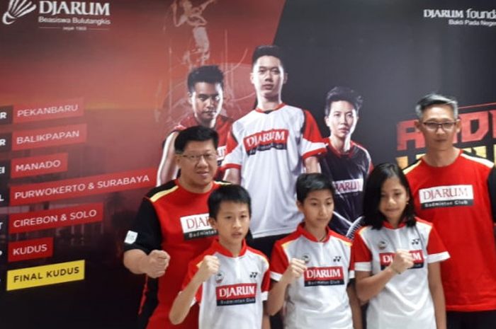 Yoppy Rosimin (kiri), melihat kualitas peserta audisi Umum Djarum Beasiswa Bulu Tangkis 2018 di Kudus, Jawa Tengah.