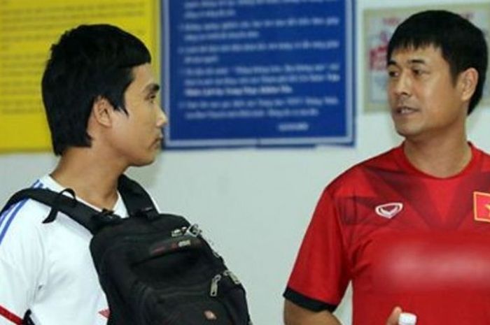 Pham Quang Anh Vu (kiri) saat berbincang dengan pelatih timnas Vietnam, Nguyen Huu Thang (kanan), di di Stadion Nhat Thong, Ho Chi Minh City, Sabtu (1/10/2016).