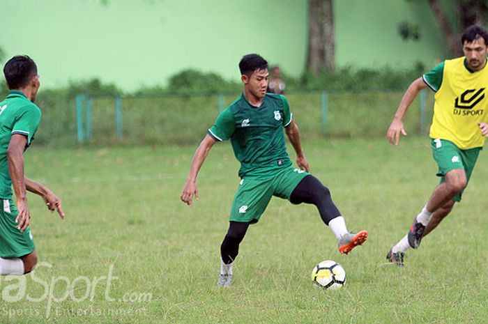 Pemain PSMS Medan berlatih di Stadion Kebun Bunga, Medan, Senin (14/5/2018).