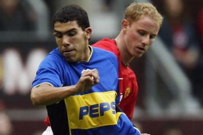 Penyerang Boca Juniors, Carlos Tevez (kiri), berduel dengan gelandang Manchester United, Nicky Butt, dalam pertandingan persahabatan di Old Trafford, Manchester, Inggris, 10 Agustus 2002.