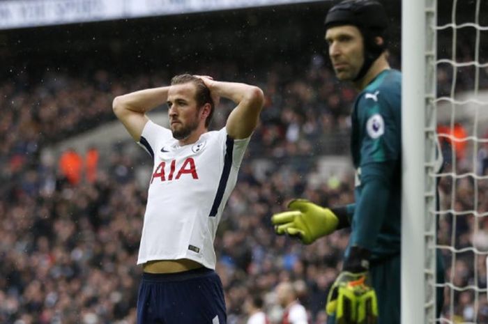 Reaksi penyerang Tottenham Hotspur Harry Kane setelah gagal mencetak gol ke gawang Arsenal dalam partai Liga Inggris di Stadion Wembley, London, 10 Februari 2018.