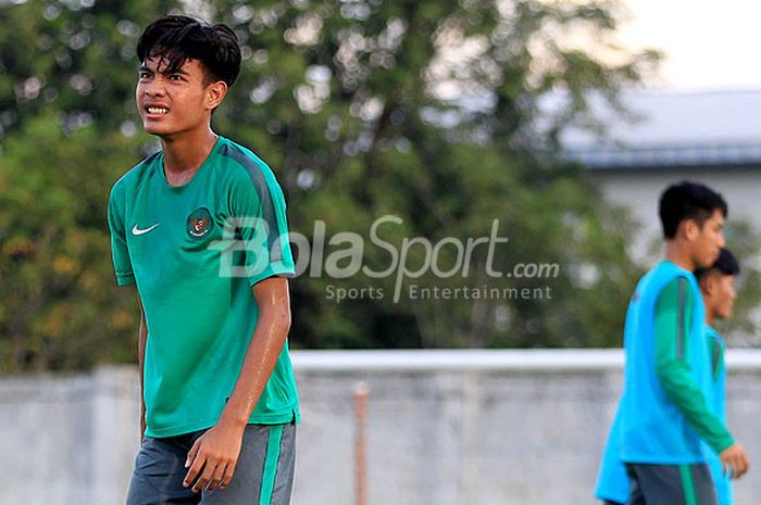 Gelandang timnas U-19 Indonesia, Brylian Negiethta Aldama, saat mengikuti pemusatan latihan yang diikuti 27 pemain di Stadion Jenggolo Sidoarjo, Jawa Timur, pada Selasa (26/06/2018) sore, sebagai persiapan untuk menghadapi Piala AFF U-16 2018 yang digelar pada 29 Juli mendatang.