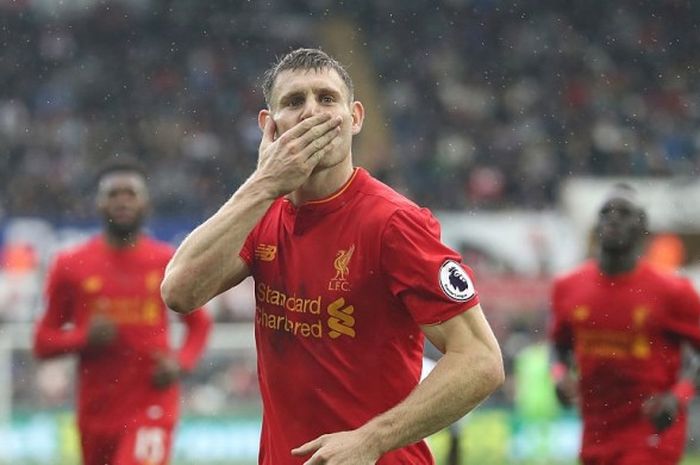 Selebrasi gol gelandang Liverpool, James Milner, dalam laga Premier League melawan Swansea City di Liberty Stadium, Swansea, Wales, 1 Oktober 2016. 