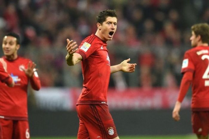 Penyerang Bayern Muenchen, Robert Lewandowski, merayakan gol ke gawang Ingostadt 04 dalam lanjutan laga Bundesliga, 12 DEsember 2015.