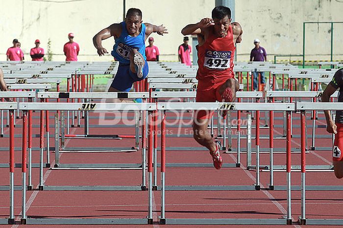  Aksi para atlet cabang lari gawang pada Kejurnas Atletik di Stadion Atletik Rawamangun, Jakarta Timur, Sabtu (9/12/17). 