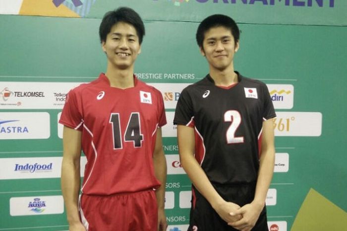Dua pebola voli putra Jepang, Tomohiro Horie (kiri) dan Shunsuke Nakamura, berpose setelah bertanding di perebutan tempat ketiga melawan Hong Kong pada test event Asian Games 2018 di Tennis Indoor, Senayan Jakarta, Kamis (15/2/2018).