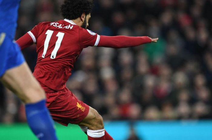 Pemain Liverpool, Mohamed Salah, mencetak gol pertama timnya ke gawang Leicester dalam laga Liga Inggris di Stadion Anfield, Sabtu (30/12/2017).