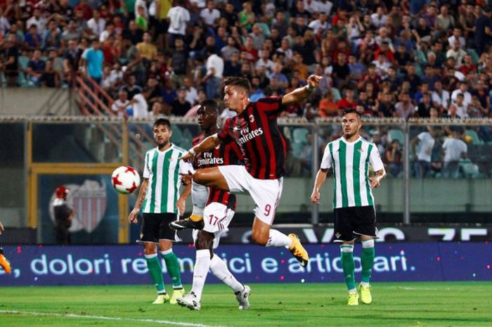 Striker AC Milan, Andre Silva, beraksi dalam laga pramusim kontra Real Betis di Stadion Angelo Massimino, Catania, Rabu (9/8/2017).