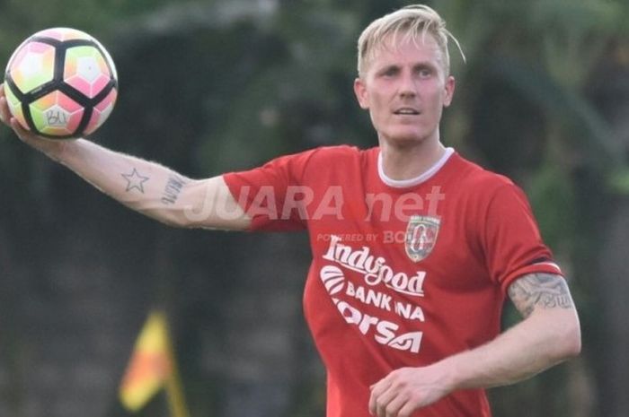 MarqUee player Bali United, Nick van der Velden, memegang bola pada sesi latihan klub i Lapangan Tri