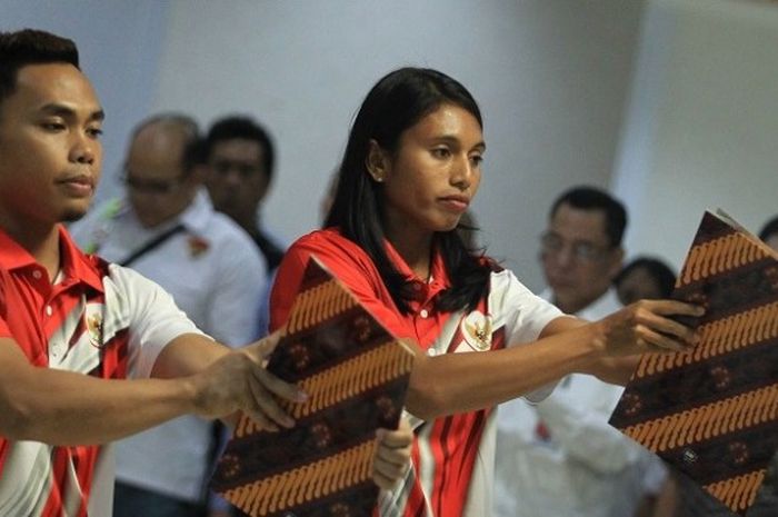 Lifter Indonesia, Eko Yuli Irawan (kiri) dan atlet atletik, Maria Natalia Londa, bersiap membacakan janji atlet pada pengukuhan kontingen Olimpiade di Wisma Kemenpora, Senayan, Jakarta, Selasa (21/6/2016).