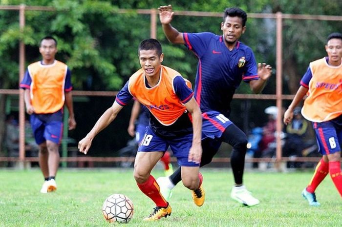 Jelang melawan PS Polri Sabtu (11/02) yang akan datang dalam laga lanjutan Grup B Piala Presiden 2017, Bhayangkara FC latihan di Stadion Luar Gajayana (07/02/2017).