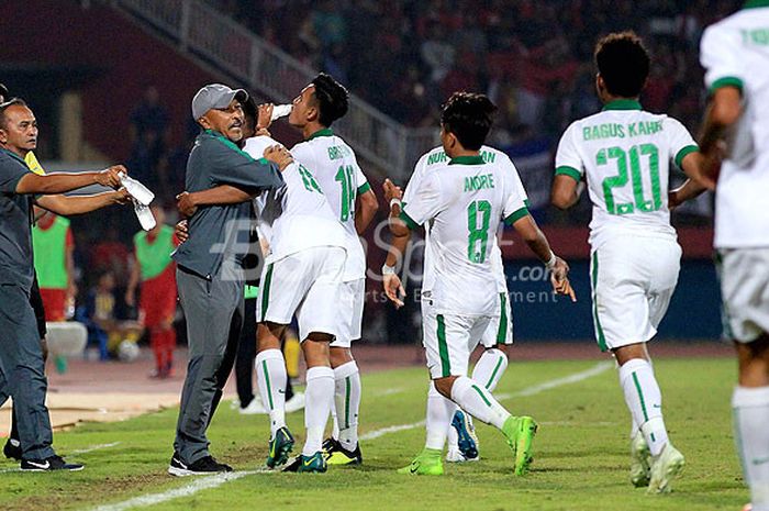 Pelatih timnas U-16 Indonesia, Fakhri Husaini, memeluk pemainnya usai mengalahkan Vietnam 4-2 pada laga ketiga Grup A Piala AFF U-16 2018 di Stadion Gelora Delta Sidoarjo, Jawa Timur, Kamis (02/08/2018) malam. 