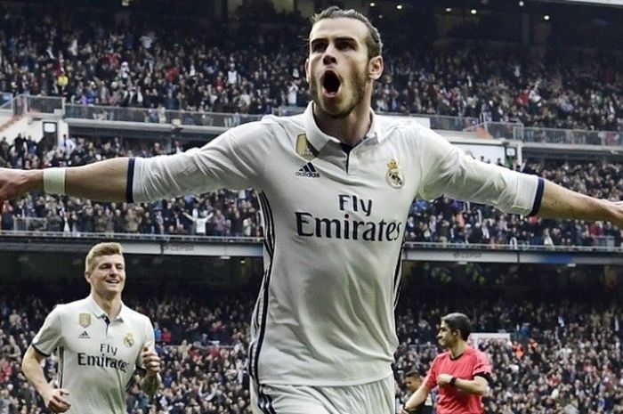  Pemain Real Madrid, Gareth Bale, melakukan selebrasi seusai mencetak gol ke gawang Espanyol, dalam lanjutan La Liga di Stadion Santiago Bernabeu, Sabtu (18/2/2017).  