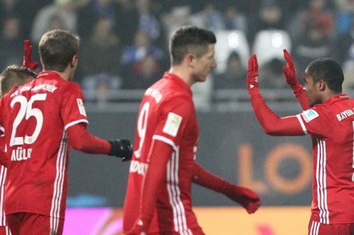 Para pemain FC Bayern merayakan gol Douglas Costa (kanan) ke gawang SV Darmstadt pada pertandingan Bundesliga, Minggu (18/12/2016). 