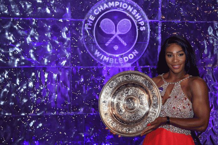 pemain tenis putri, Serena Williams berpose dengan trofi dalam acara Wimbledon Champions Dinner 2016 di Guild Hall, 10 Juli 2016. 