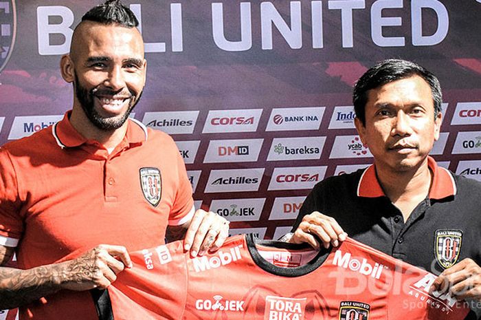Rekrutan anyar Bali United, Demerson Bruno Costa (kiri) resmi dipernalkan pelatih Bali United, Widodo Cahyono Putro (kanan) di Denpasar, Senin (4/12/2017).