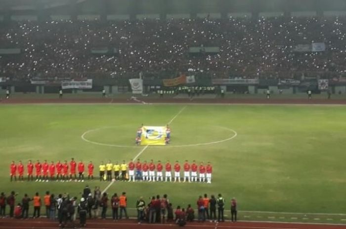 Para pemain timnas Indonesia U-22 dan Persija berbaris sebelum memulai laga di pertandingan persahabatan di Stadion Patriot, Bekasi, Jawa Barat, pada Rabu (5/4/2017).