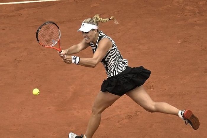 Petenis putri Jerman Angelique Kerber, sedang berusaha mengembalikan bola pada babak pertama Prancis Terbuka. Kerber kalah 6-2, 3-6, 6-3, dari petenis Belanda,  Kiki Bertens pada laga yang berlangsung di Roland Garros, Selasa (24/5/2016).