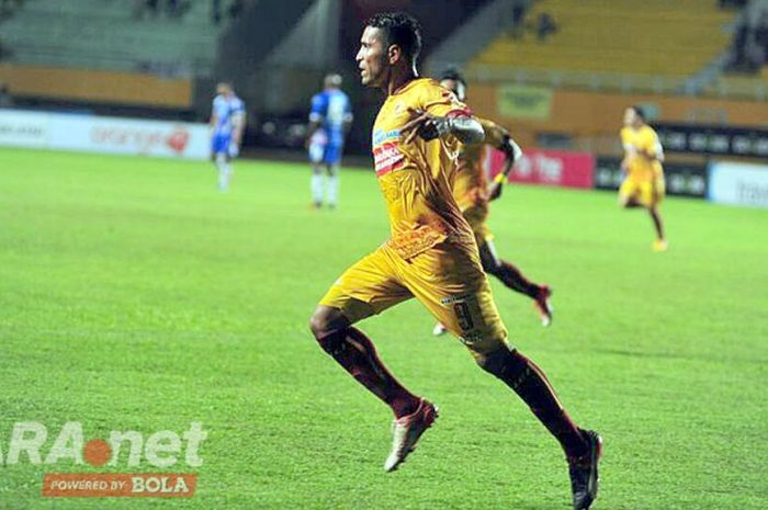 Tijani Belaid pemain Marque Player Sriwijaya FC merayakan gol perdananya ke gawang Mitra Kukar dalam pertanding lanjutan Liga 1 di Stadion gelora Sriwijaya Jakabaring, Rabu (7/6).