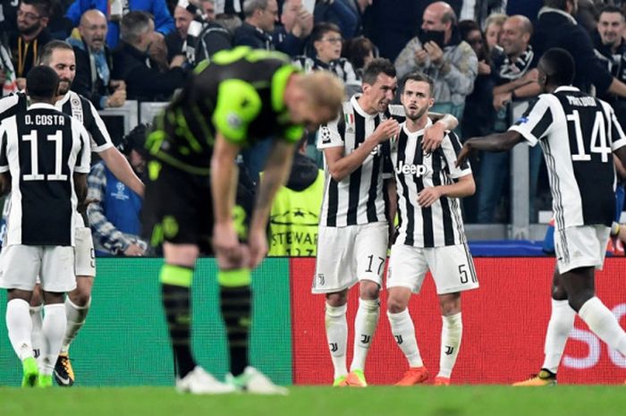 Para pemain Juventus merayakan gol Mario Mandzukic ke gawang Sporting CP pada laga fase grup Liga Champions di Stadion Allianz, Kamis (19/10/2017) dini hari WIB.